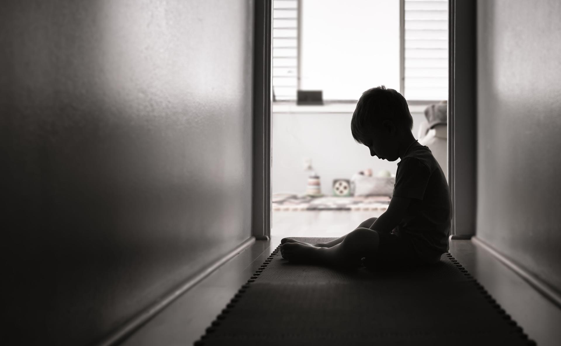 Depresyon nedeniyle içe kapanan bir çocuğa destek veren uzman psikiyatrist; güvenli terapi ortamında yapılan değerlendirme.