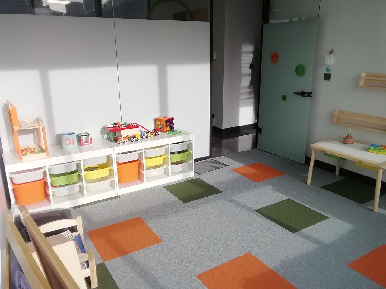 Çocuk ve ergen psikiyatristi Uzm. Dr. Emine Taşyürek’in kliniği giriş alanı